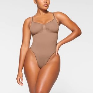 SKIMS SEAMLESS SCULPT THONG BODYSUIT